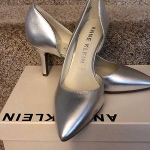 NIB Anne Klein Silver Heels 8M